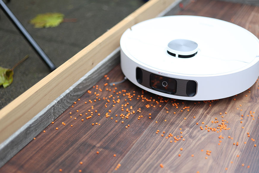 Dreame L10s производит уборку вдоль плинтусов